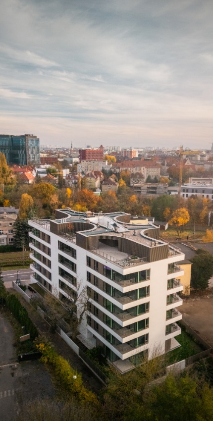 <h1>Lokalizacja <br class="d-sm-none" />w centrum. <br class="d-none d-sm-block" />Centrum Twoich <br />potrzeb</h1>